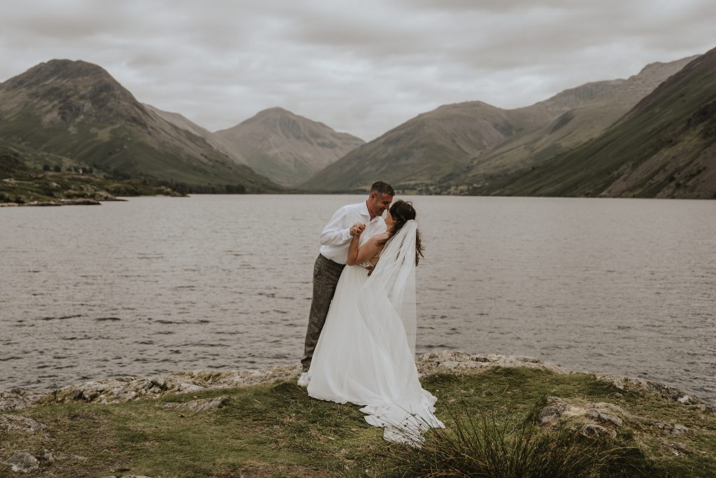 Lake District elopement photographer. Elopement in Wastwater, The Lake District.