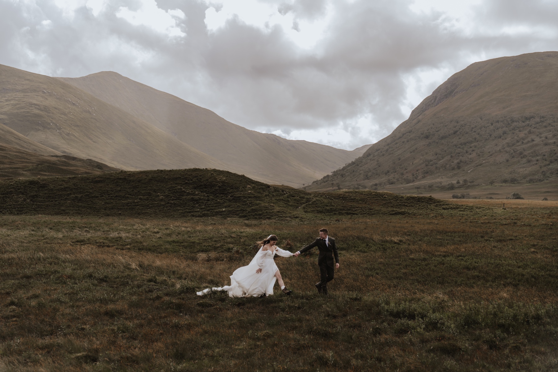 Scotland elopement photographer capturing an elopement in the Mull highlands