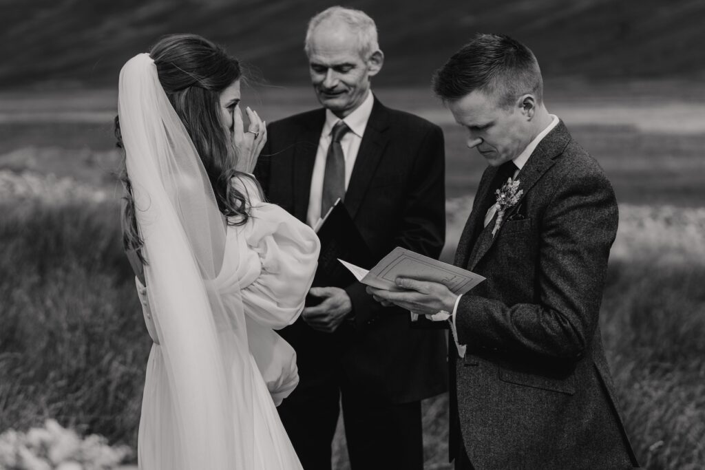 Elopement photographer in Scotland capturing an Isle of Mull elopement ceremony