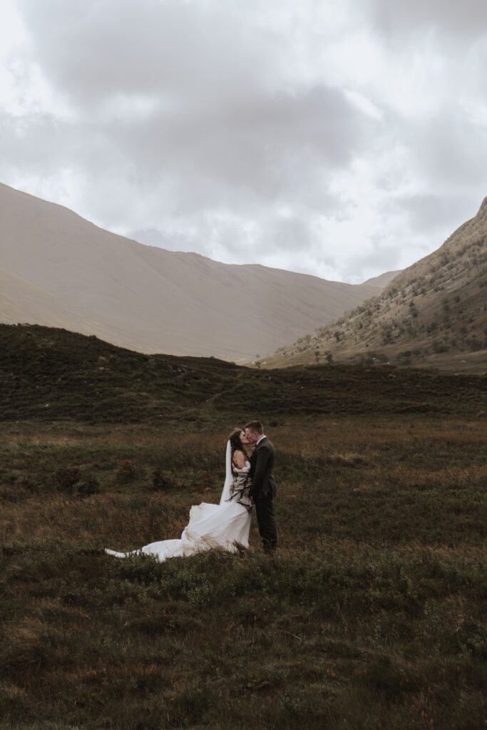 Scotland elopement photographer capturing an Isle of Mull elopement