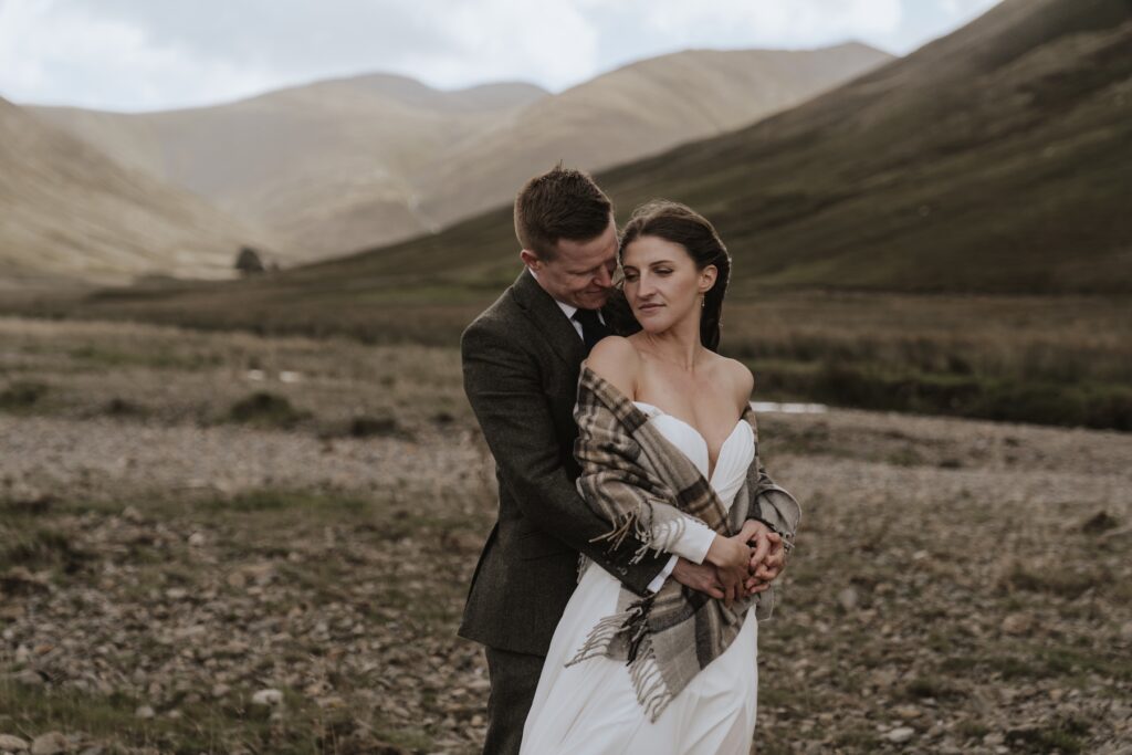 The couple exploring Scotland on their Isle of Mull elopement